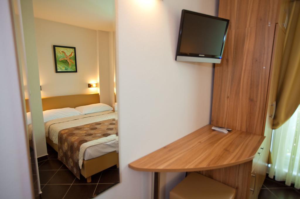 Hotel Sirena Podgora Exterior photo